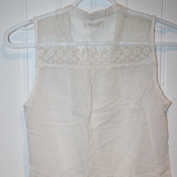3/$20 🏷 Garage White Blouse Tank Size XS Lace Accent - Picture 2 of 5